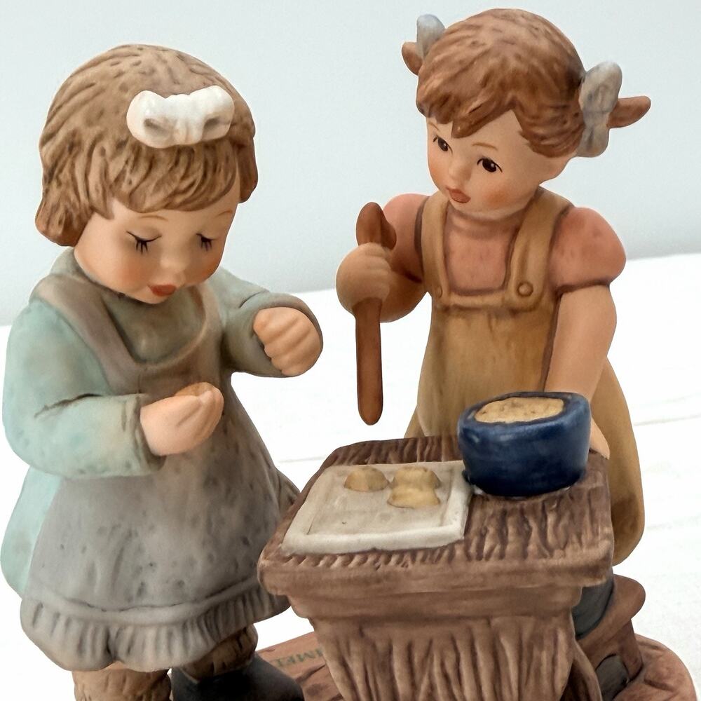 Vintage 2001 Goebel Hummel Baking Cookies BH 168 With Original Box & Papers - Picture 2 of 16